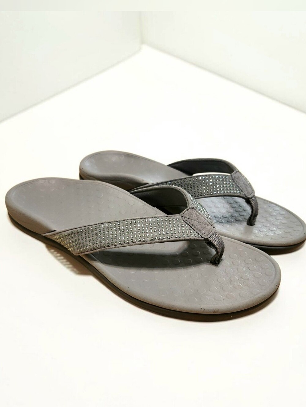 Vionic Tide Rhinestone Thong Gray Sandal Womens 9 Arch Support Leather Slip On